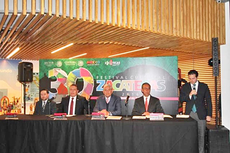 Autoridades del Gobierno estatal en su gira de promoción del festival, que también fue otorgada ante medios de comunicación de Querétaro ■ FOTO: LA JORNADA ZACATECAS