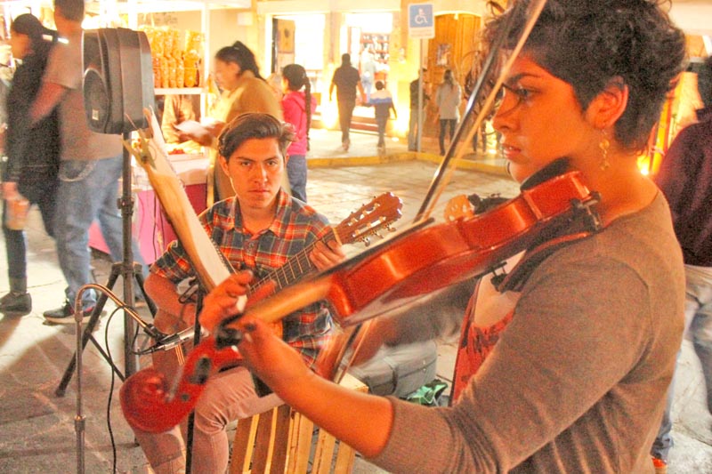 Con violín y guitarra deleitan los jóvenes a transeúntes de la capital del estado ■ FOTO: RAFAEL DE SAnTIAGO