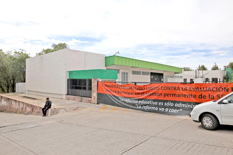 Los maestros mantienen tomadas las instalaciones de la Secretaría de Educación de Zacatecas ■ foto: andrés sánchez