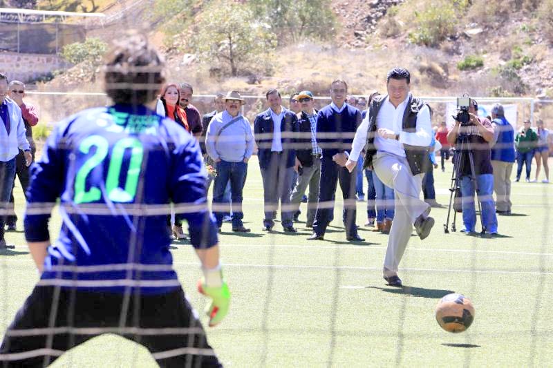 El gobernador Miguel Alonso dio la patada inicial en el acto de inauguración del torneo ■ foto: la jornada ZACATECAS