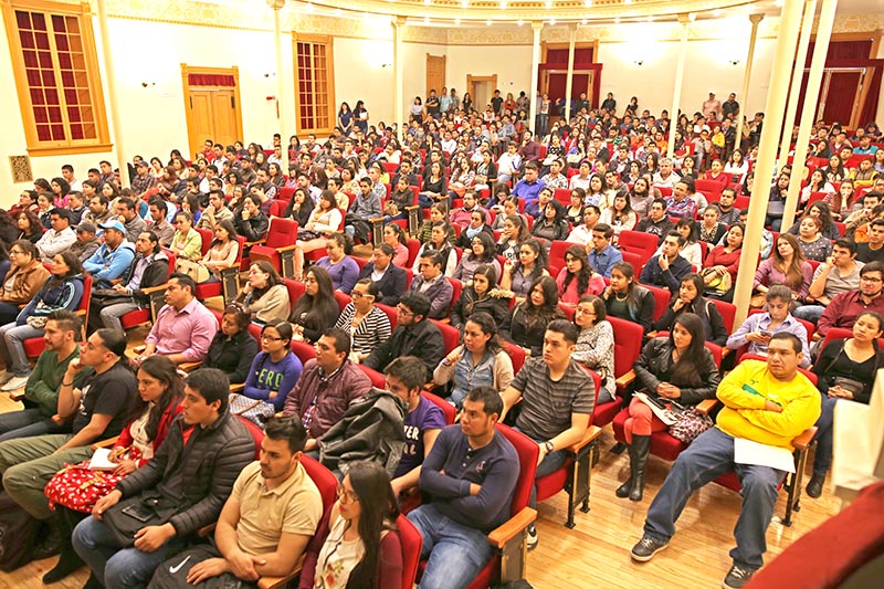 En el teatro Calderón, representantes del Grupo Modelo se reunieron con más de 300 alumnos y egresados de la UAZ ■ FOTO: ANDRÉS SÁNCHEZ