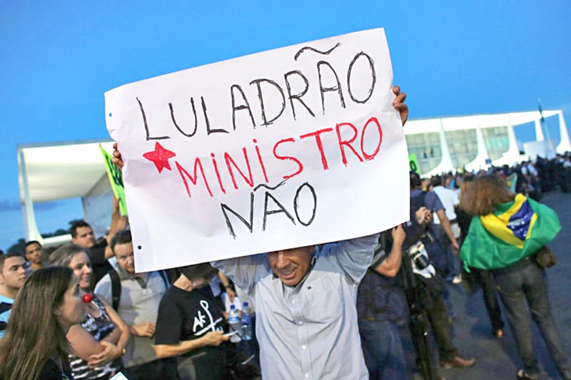 “Lula ladrón, ministro no”, la consigna en Brasil ■ FOTO: PROCESO
