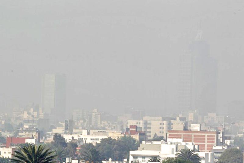 Por cuarto día las autoridades de la Ciudad de México mantienen la fase de contingencia por la alta contaminación atmosférica y se endurecieron las medidas para evitar la circulación de miles de automóviles ■ foto: la jornada zacatecas