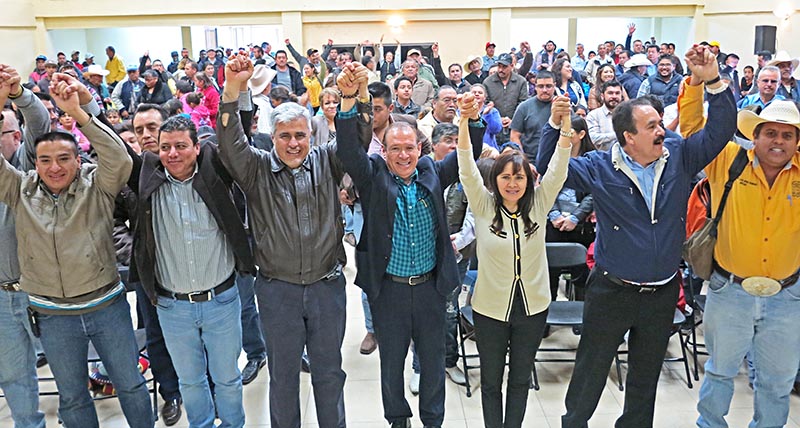 Pedro de León y su esposa Margarita Alonso ayer se reunieron con simpatizantes en la sede estatal del PRD ■ foto: la jornada zacatecas