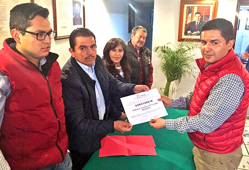 Le fue entregada su constancia al ex secretario del Campo ■ FOTO: la jornada zacatecas