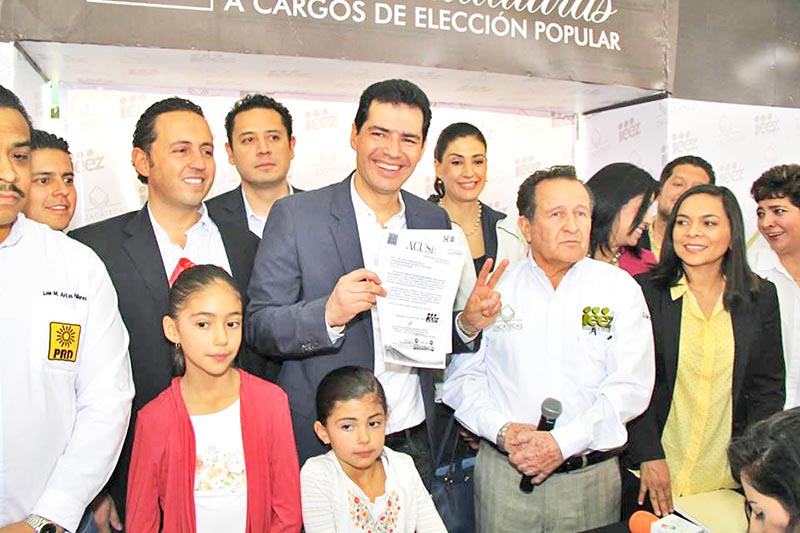 Rafael Flores, luego de entregar su documentación en el IEEZ ■ foto: la jornada zacatecas