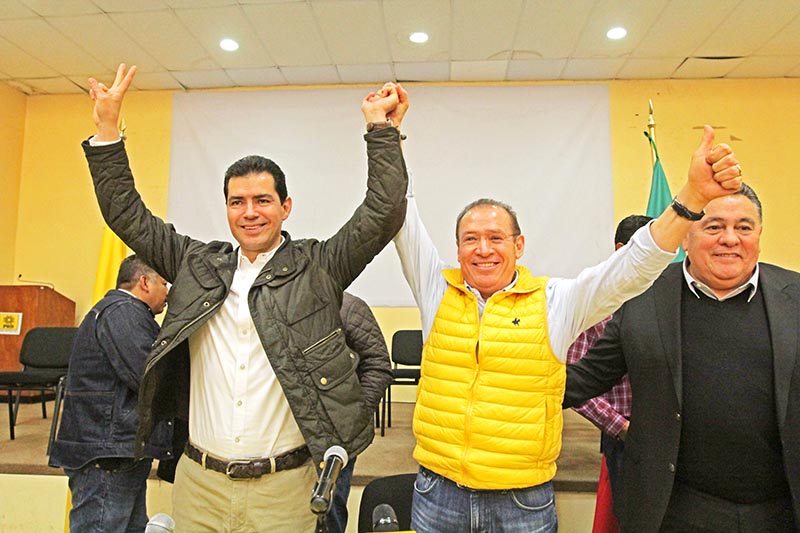Pedro de León Mojarro y Rafael Flores Mendoza ofrecieron una conferencia acompañados por el líder estatal del PRD, Arturo Ortiz Méndez ■ FOTO: ERNESTO MORENO