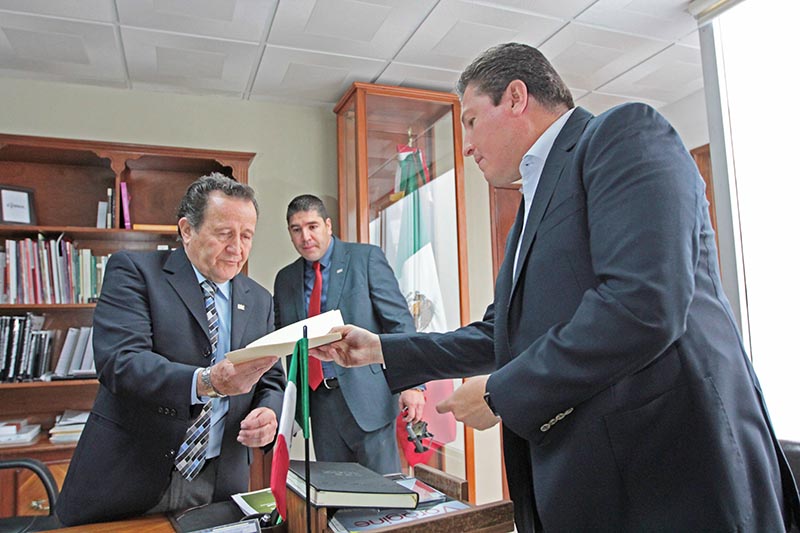 Adolfo Bonilla, presidente estatal del PRI, entregó el documento al consejero presidente del IEEZ ■ FOTO: ERNESTO MORENO