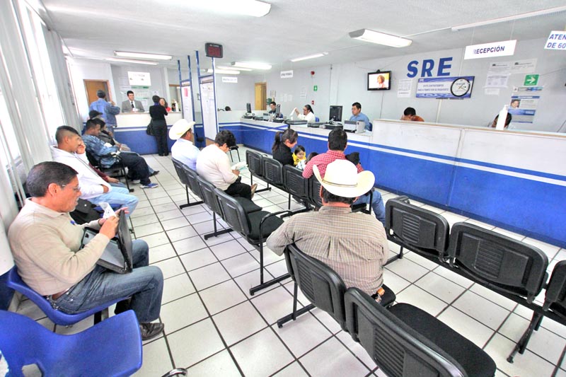 Los estudiantes tienen el beneficio de no requerir cita previa para solicitar su pasaporte. Imagen de archivo de la SRE en Zacatecas ■ foto: la jornada zacatecas