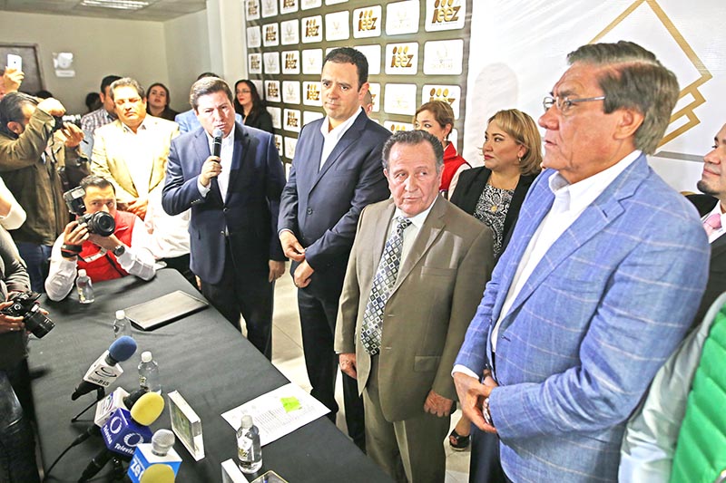 Alejandro Tello estuvo acompañado por Adolfo Bonilla, presidente estatal del PRI, y de Pedro Padilla, dirigente de Panal ■ FOTO: ANDRÉS SÁNCHEZ