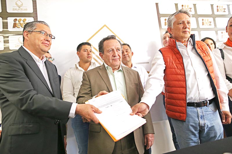 Heladio Verver y Vargas (derecha) entregó al órgano electoral local la documentación correspondiente ■ FOTO: ANDRÉS SÁNCHEZ