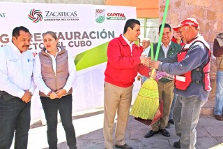 El gobernador y el alcalde Alfredo Salazar también entregaron equipo de trabajo a las hormiguitas