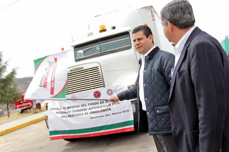 El gobernador dio el banderazo de salida a los primeros transportes que distribuyeron la ayuda en especie ■ FOTO: ERNESTO MORENO