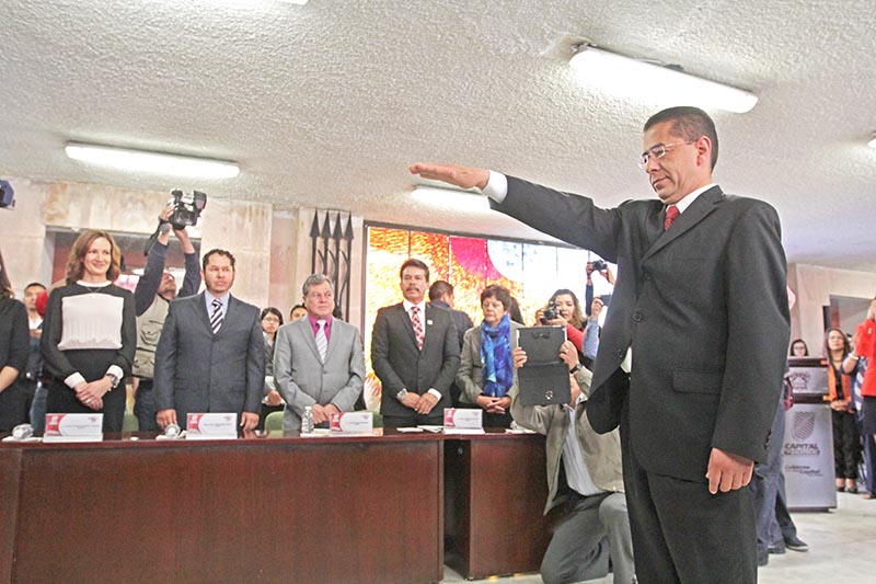 El alcalde sustituto, Alfredo Salazar, al rendir protesta en el cargo ■ foto: ernesto moreno