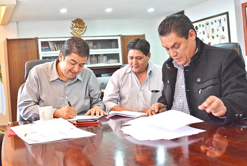 Aspecto de la firma del convenio por el alcalde de Guadalupe y el líder del Sutsemop ■ foto: LA JORNADA ZACATECAS