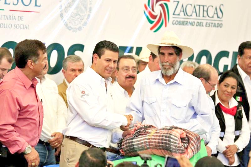 Aspectos de la entrega de apoyos en ambos municipios ■ FOTOS: LA JORNADA ZACATECAS