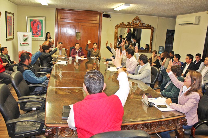 La firma del convenio entre autoridades municipales y del instituto se desarrolló en sesión ordinaria de cabildo; también se tomó protesta a una nueva regidora del PVEM ■ FOTO: LA JORNADA ZACATECAS