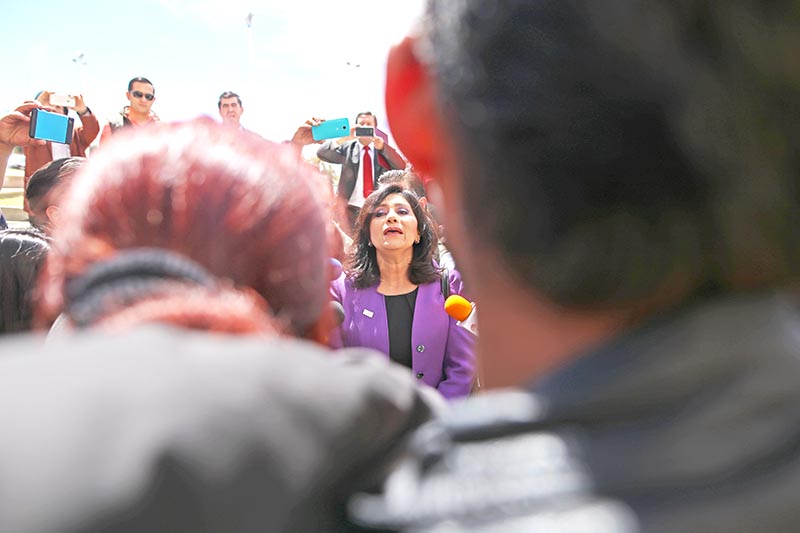 La procuradora Leticia Soto atendió a familiares de la persona fallecida y las lesionadas en un accidente automovilístico en el que se vio involucrado el alcalde de Nochistlán, el pasado sábado ■ FOTO: ANDRÉS SÁNCHEZ