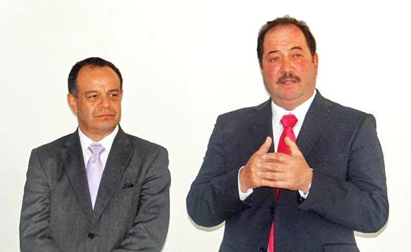 Silverio López Magallanes (derecha) exhortó al personal a trabajar para consolidar metas programadas ■ foto: la jornada zacatecas