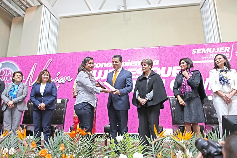 El Ejecutivo estatal presidió la entrega de galardones a mujeres destacadas ■ foto: andrés sánchez