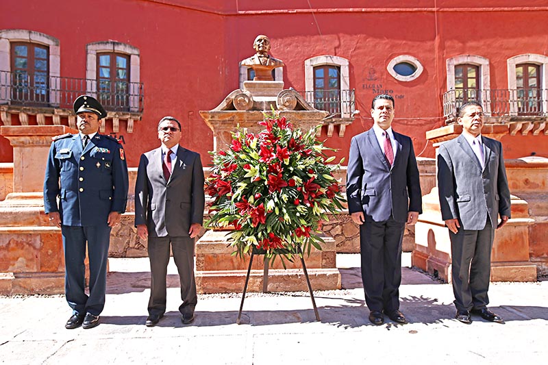 Autoridades de los tres niveles de gobierno realizaron una guardia de honor y colocaron una ofrenda floral en el Jardín Juárez ■ FOTO: ANDRÉS SÁNCHEZ