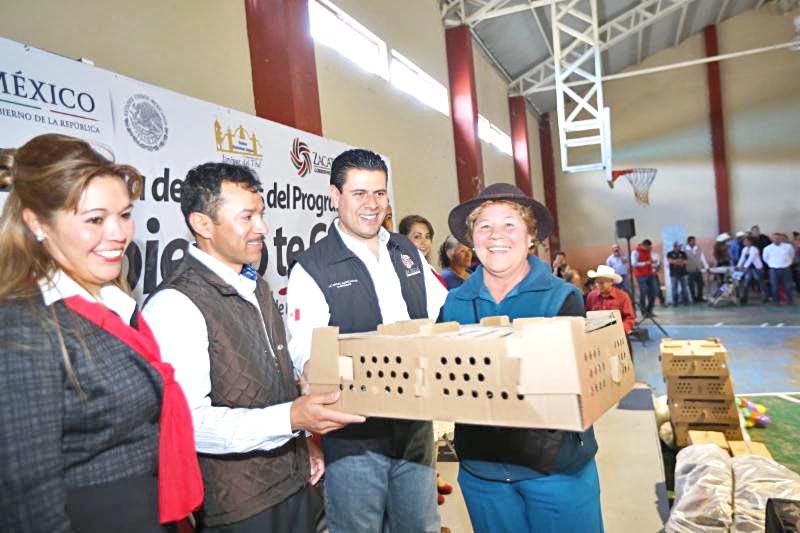 Se entregaron 150 paquetes de aves de traspatio, con una inversión de 64 mil 500 pesos ■ fotos: la jornada zacatecas