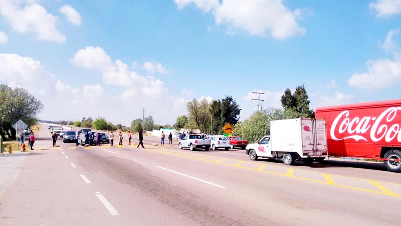 Este miércoles, habitantes de El Fuerte bloquearon la carretera federal, lo que afectó a decenas de automovilistas ■ foto: cortesía