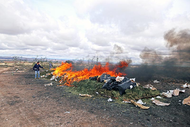 Mariguana, cocaína y metanfetaminas, entre los estupefacientes que fueron destruidos este jueves tras una ceremonia donde estuvieron presentes autoridades locales y del ámbito federal ■ fotos: andrés sánchez