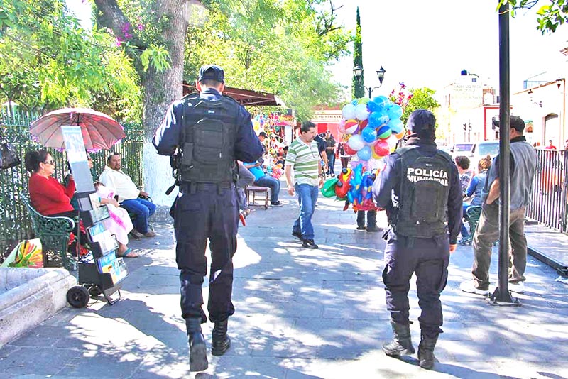 Afortunado, el trabajo de varias corporaciones policiacas para preservar la paz en los festejos feriales ■ foto: la jornada zacatecas