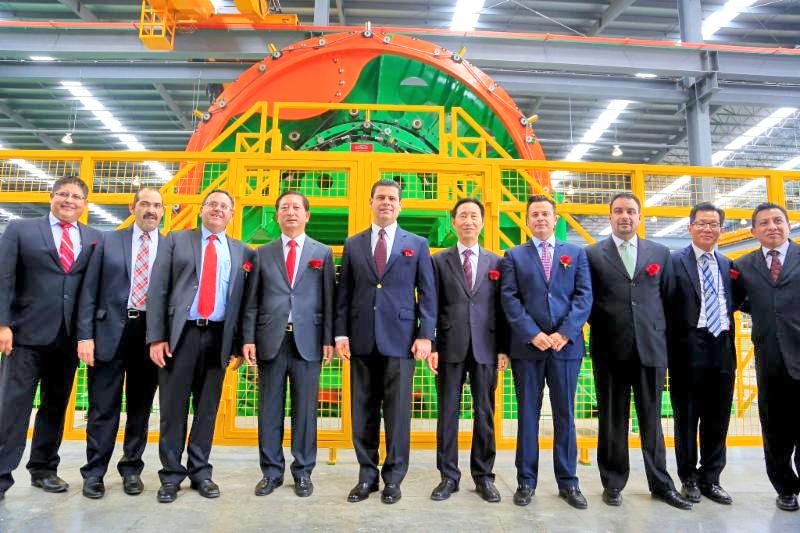 El titular del Ejecutivo, en compañía de representantes de Yulchon, recorrió las instalaciones de la fábrica automotriz ■ FOTO: LA JORNADA ZACATECAS