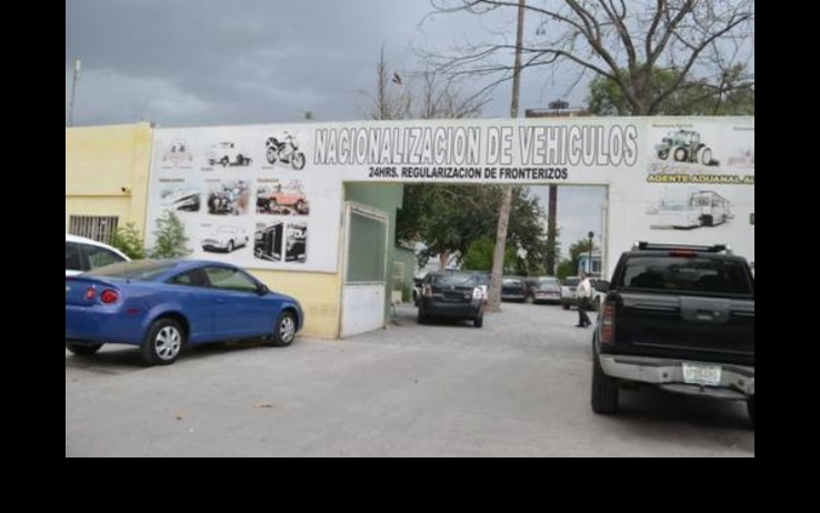 Negocio para legalizar vehículos en Nuevo Laredo, Tamaulipas. Foto Carlos Figueroa / Archivo
