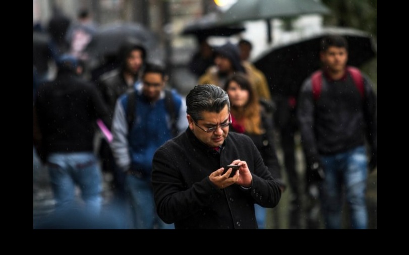 Usuario de celular en la Ciudad de México. Imagen de archivo. Foto Moisés Pablo / Cuartoscuro