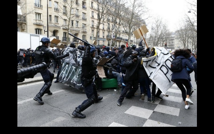 Jóvenes se enfrentaron con la policía en París, durante las protestas contra la reforma laboral. Foto Ap