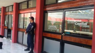 Un elemento policíaco, junto a la puerta de acceso a la oficina del secretario del ayuntamiento de Zacatecas, esta mañana. Foto: ALMA RÍOS