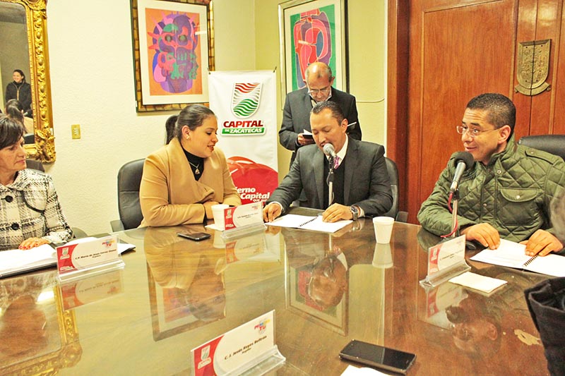 Alfredo Salazar (derecha), alcalde sustituto, en reunión de cabildo de este miércoles ■ foto: LA JORNADA ZACATECAS