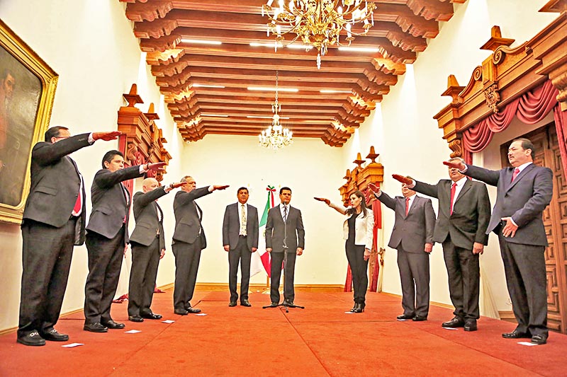 El gobernador, acompañado de Jaime Santoyo, tomó protesta a los nuevos secretarios de gabinete ■ foto: la jornada zacatecas
