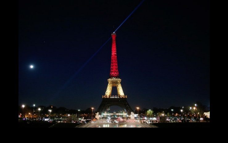 Al anochecer, la torre Eiffel se iluminó de colores negro, amarillo y rojo, de la bandera belga. Foto Ap