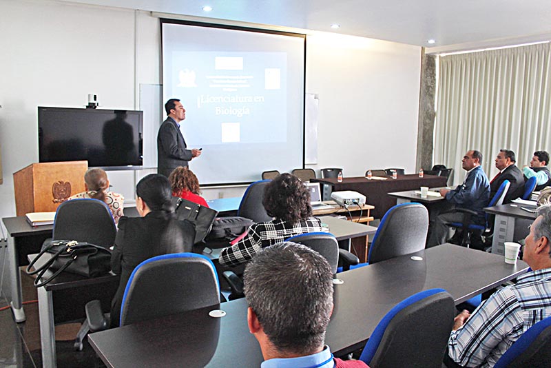 Autoridades de la Universidad y evaluadores se reunieron en el salón audiovisual de la Unidad de Ciencias Biológicas ■ foto: la jornada zacatecas