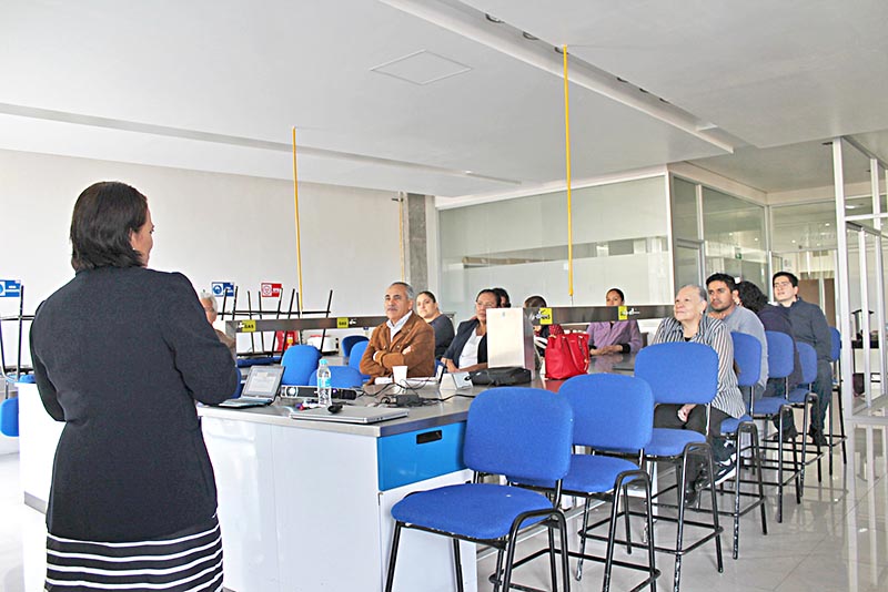 En el curso, otorgado por Porfiaría Barrón González, participan investigadores, alumnos y docentes ■ FOTOS: LA JORNADA ZACATECAS
