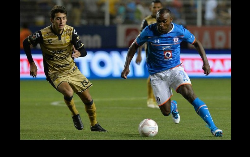 El jugador de Dorados Javier Salas compite por el balón con Joffre Guerrón del Cruz Azul, partido disputado en el estadio Banorte de Culiacán. Foto Afp