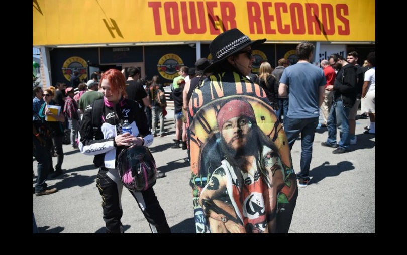 Fans de Guns N' Roses esperaron afuera de la antigua tienda de discos Tower Records en Sunset Boulevard ayer. Foto Afp
