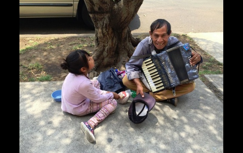 Una menor acompaña a su padre quien pide limosna en las calles de la ciudad de México. Foto María Meléndrez