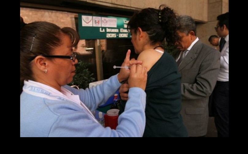 Aplicación de la vacuna para prevenir la influenza estacional en la Cámara de Diputados. Foto María Luisa Severiano