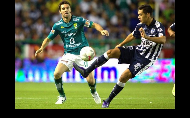 Mauro Boselli jugador de León disputa el balón con César Montes de Monterrey, partido realizado en el estadio Nou Camp este sábado. Foto Afp