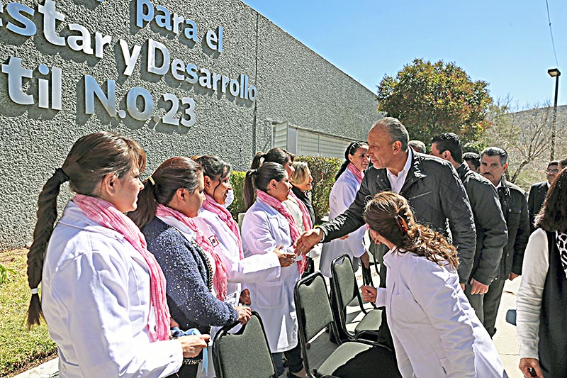 Aspecto de la reunión entre el delegado federal del ISSSTE en el estado, Humberto Javier Romero Gudiño, y educadoras ■ FOTO: LA JORNADA ZACATECAS