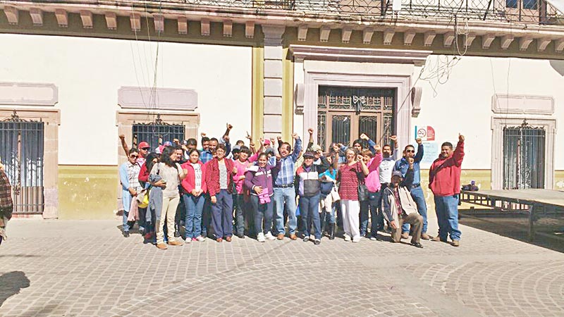 Imagen de los trabajadores frente al ayuntamiento de Ojocaliente ■ foto: rafael de santiago