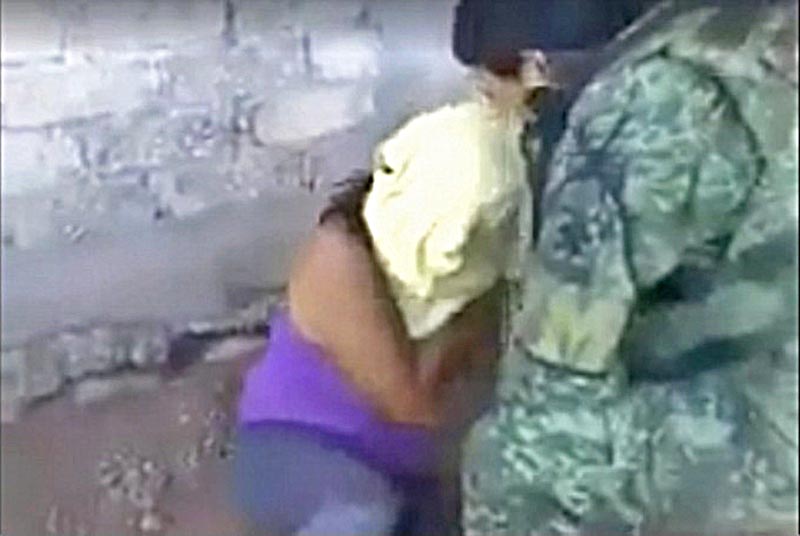 Tortura a joven por militares y policía federal ■ FOTO: VIDEO/ PROCESO