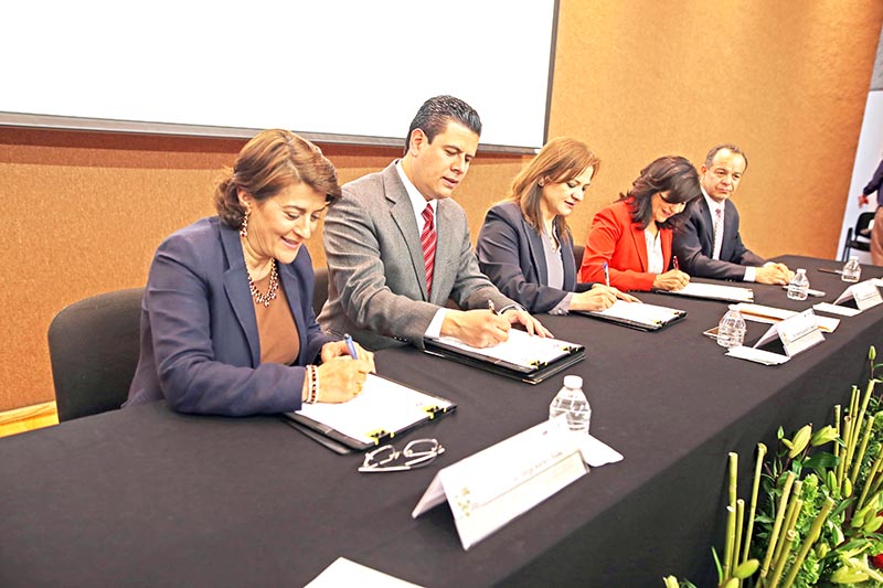 Autoridades durante la firma del convenio que se realizó previo a la presentación del sitio web ■ FOTO: ANDRÉS SÁNCHEZ