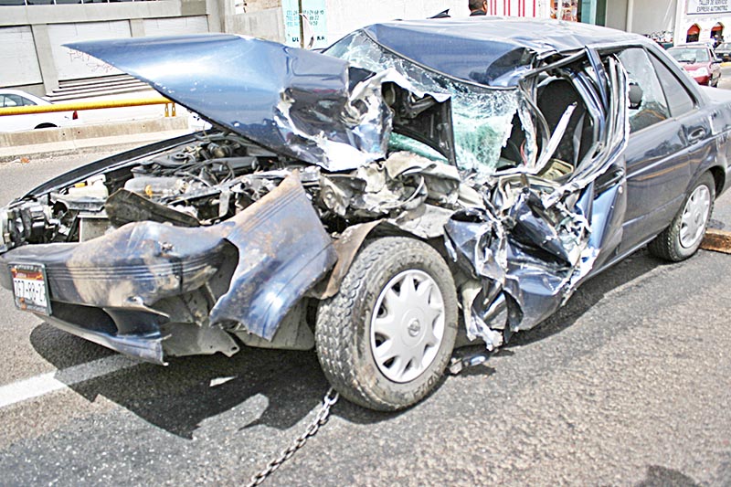 Autoridades de vialidad siguen haciendo la recomendación de que conductores de vehículos respeten las normas de tránsito. Imagen de archivo de un accidente ■ foto: LA JORNADA ZACATECAS