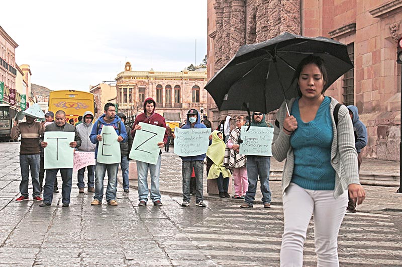 Varios meses lleva ya el conflicto en el ayuntamiento de Ojocaliente. Imagen de una de las manifestaciones en la capital del estado ■ foto: LA JORNADA ZACATECAS